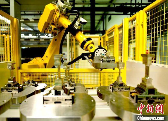产线机器人放置完工叶片。　刘岗 摄